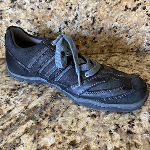 Men 8 Bass Black leather lace up shoes.  Great Condition!